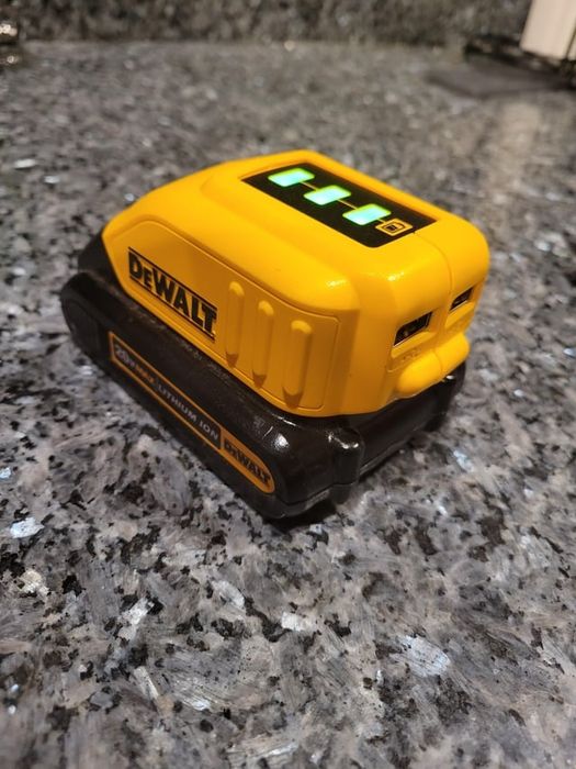 Адаптер для зарядки гаджетов Dewalt
