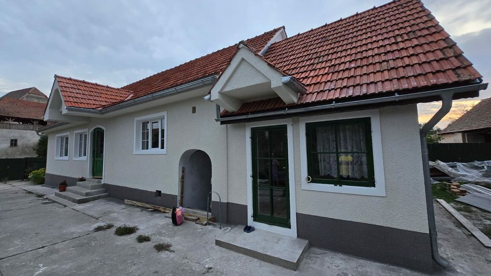 Executam case la rosu