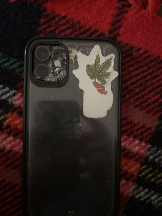 Vad Iphone 11 cu spatele spart