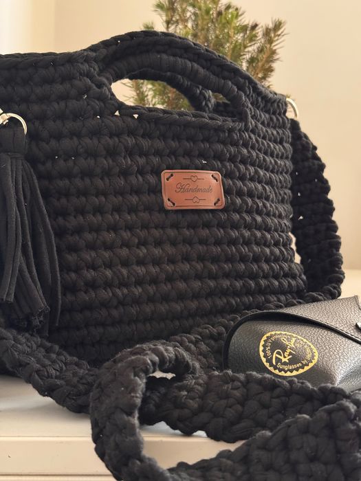 Geantă handmade croșetată, neagră, cu bretea lungă