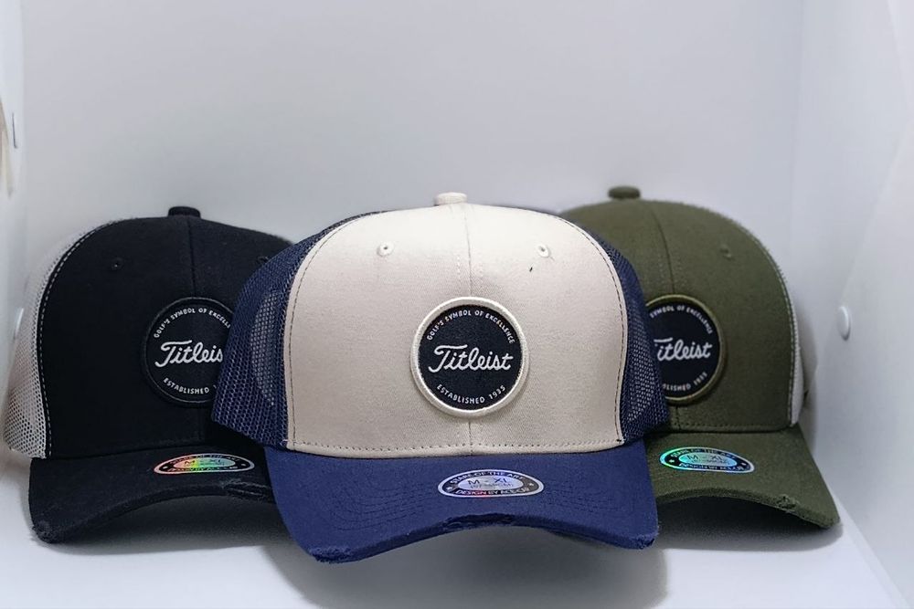 Кепки в различных оттенках