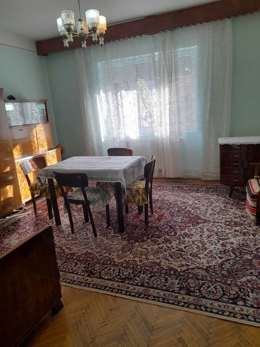 Casa cu etaj , 4 camere , central , acces in curte cu masina