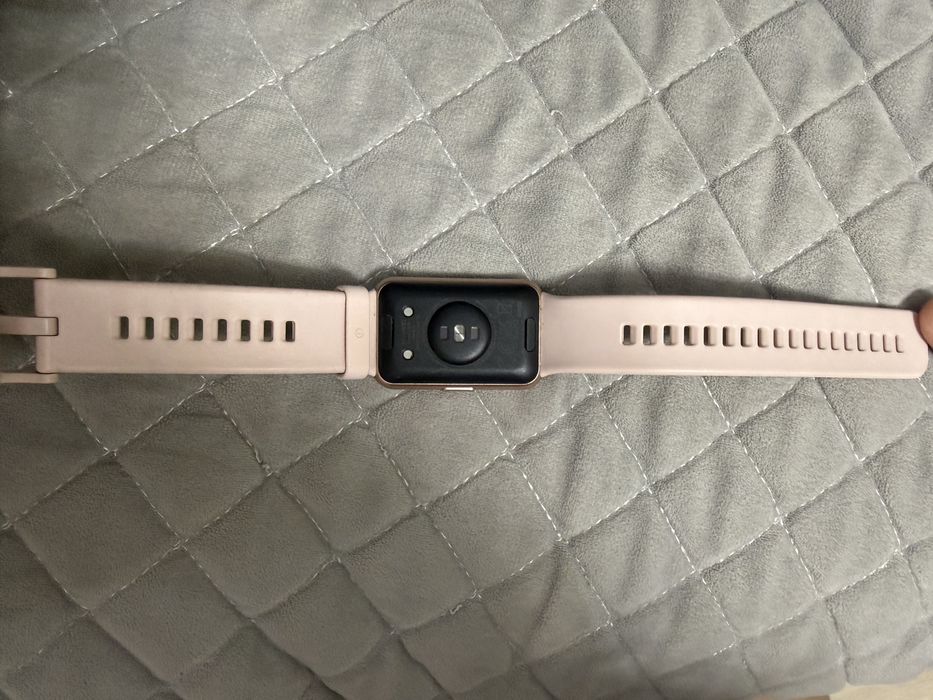 Часы HUAWEI розового цвета