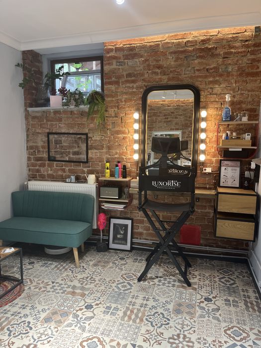 Salon coafura situat in zona centrala!dispune de 3 posturi ,coafura manichiura make up!este complet utilat