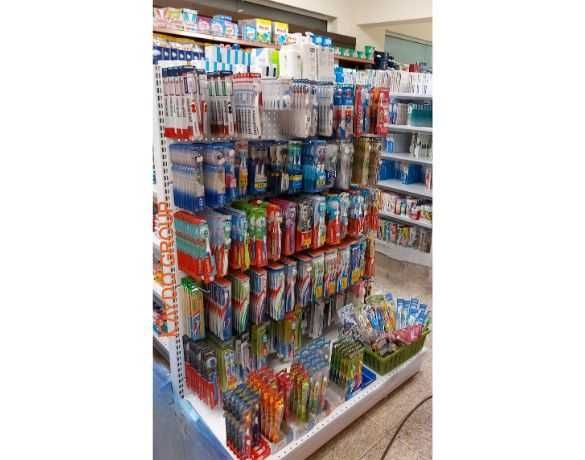 Метални стелажи за стена и остров за козметика и аптека, налични