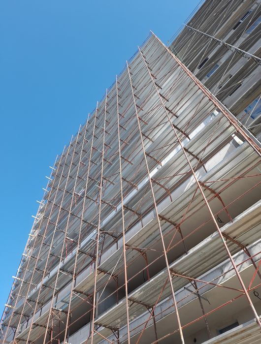 Schelă metalică de fațadă