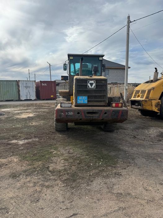 Продам погрузчик 2 куб 2011