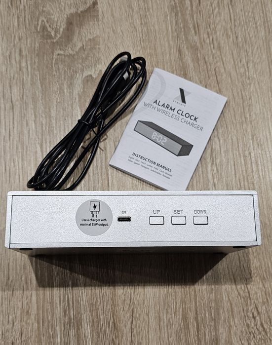 Настолен часовник с безжично зарядно за смартфон.