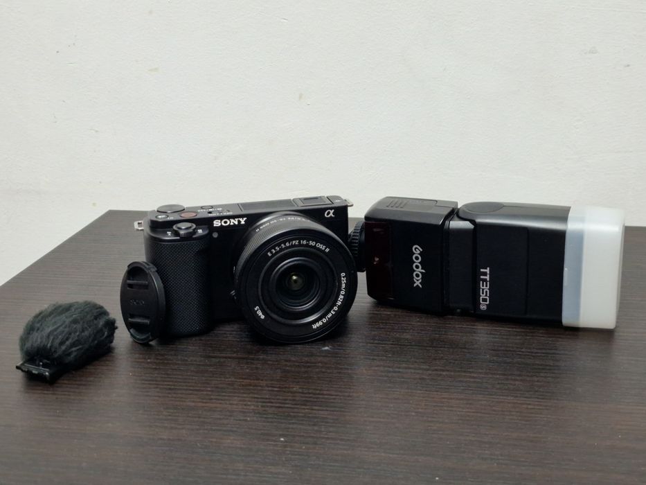 Sony ZV-E10 Kit cu 16-50mm PZ OSS II si Bliț Godox