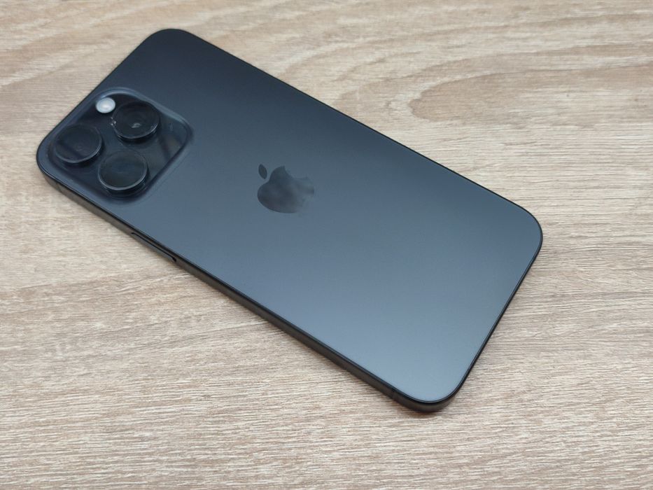 iPhone 15 Pro Max defect pentru piese , carcasa , camere , baterie etc , nu poate fi folosit , vand pentru piese nu pentru reparat