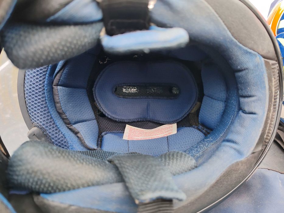 Мото каски, ботуши, екип от 2 части и раници.