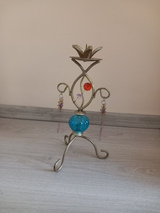 Много красив свещник