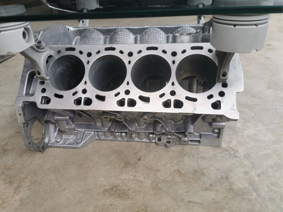 Холма маса от V8 двигателен блок