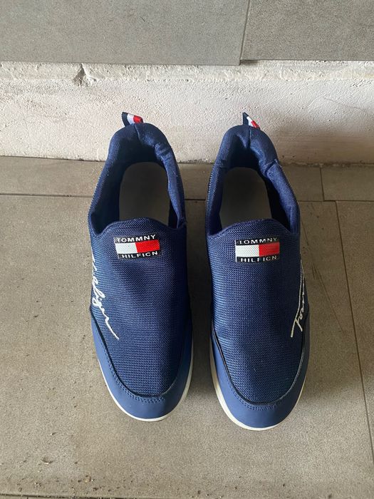Продавам обувки TOMMY HILFICN