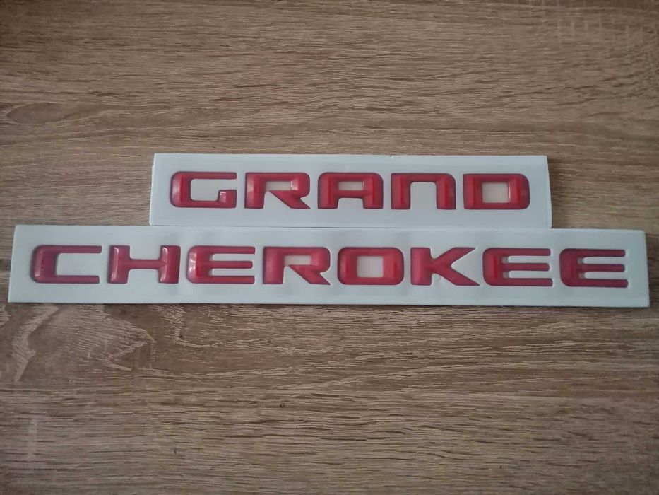 червен надпис Jeep Grand Cherokee
