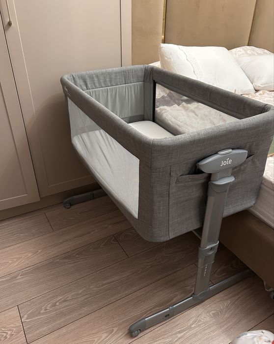 Приставная манеж-кровать Joie Roomie Glide
