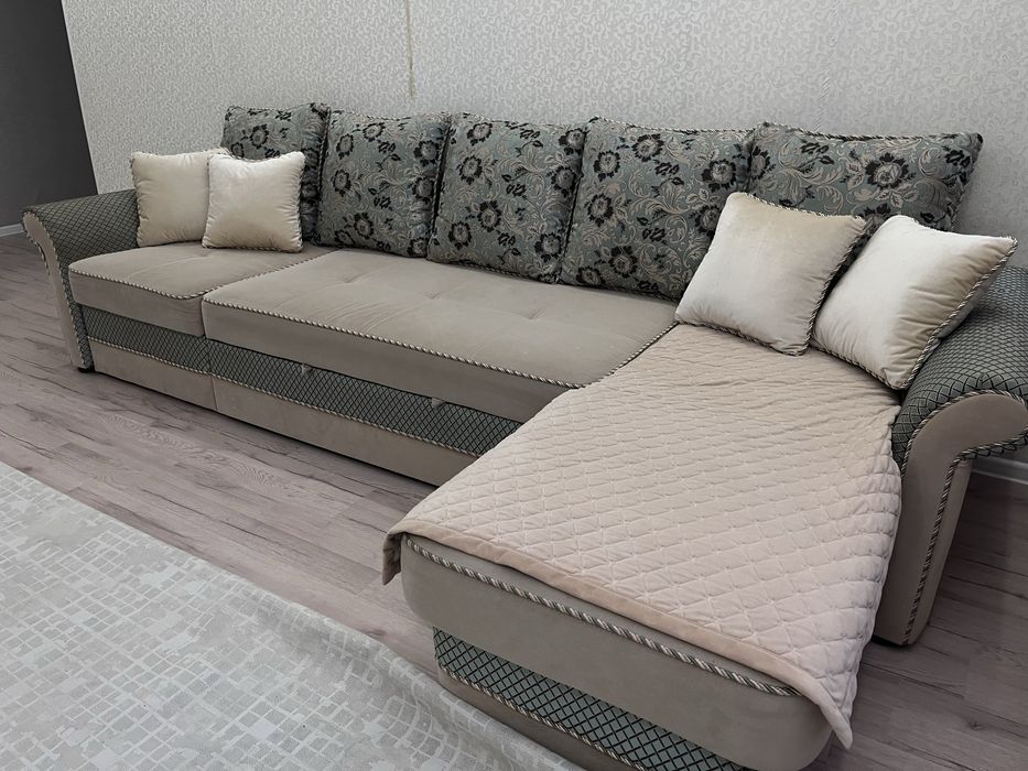 Диван с подушками