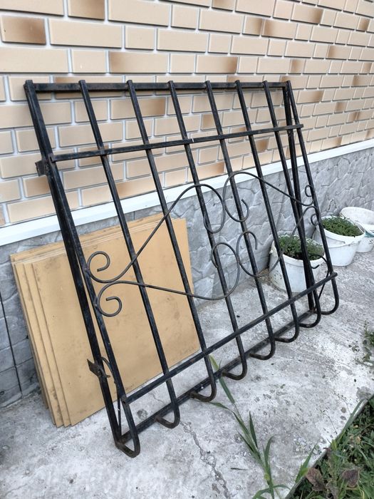 Продам железные решетки на окна
