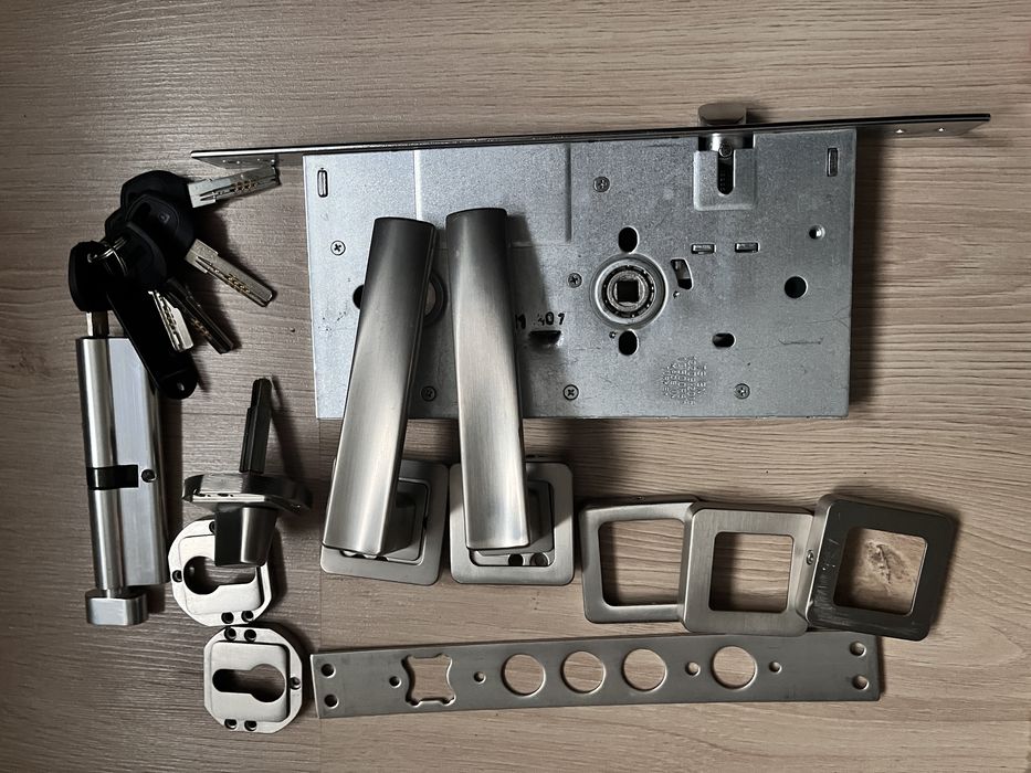 Дверной замок с ручкой KALE