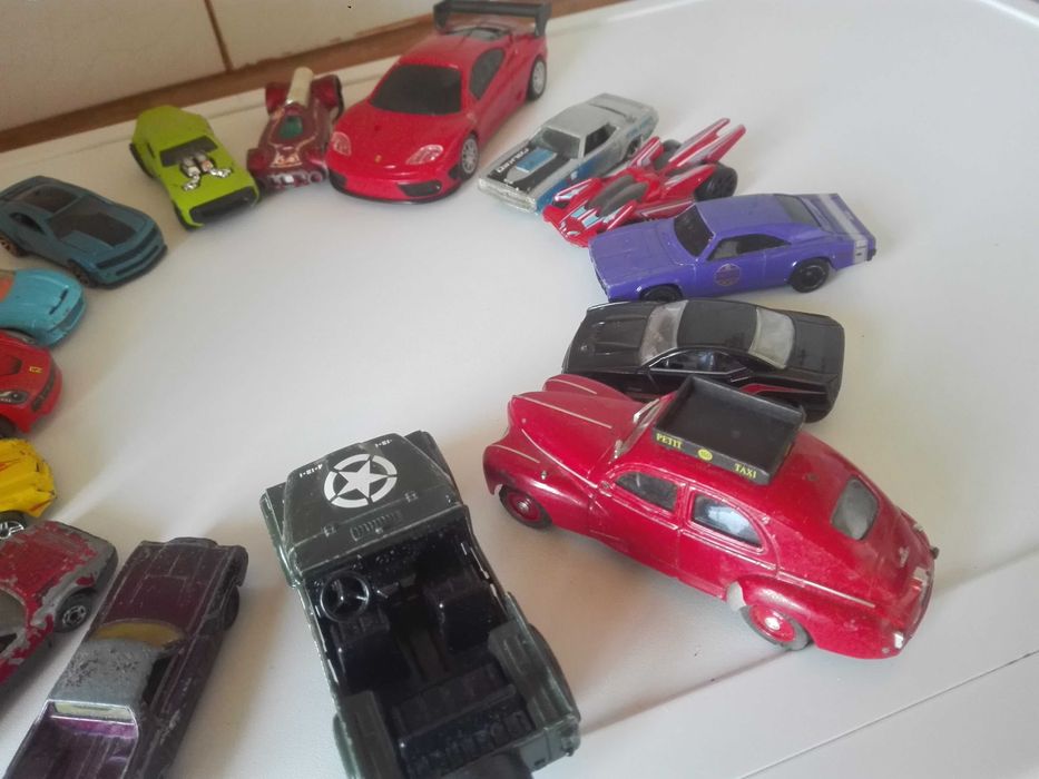 Играчки - колички и моторчета.