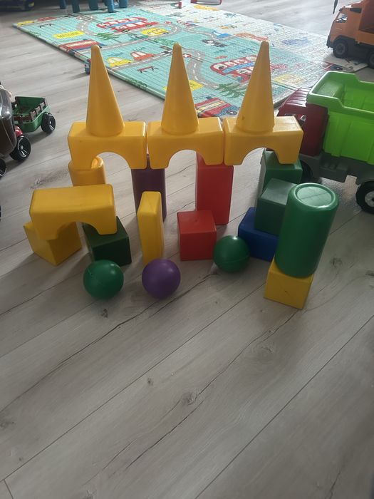 Столик 2 в1 и игрушки