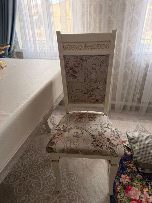 Продам гостиный стол с стулья