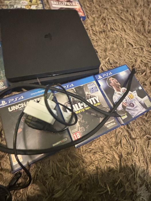 Vand URGENT! PS4 Slim MODAT! Cu multe jocuri si 2 controllere