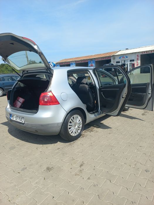 Vând golf 5 cu motor defect