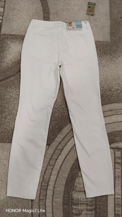 Blugi albi mărimea M ,noi cu eticheta