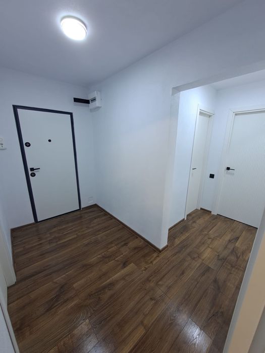 Apartament 3 camere – complet renovat, etaj 2/4, partial mobilat.