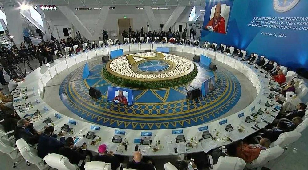 Премиальный стол-трансформер до 90 человек