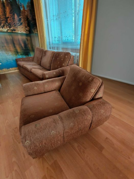 Продавам холна гарнитура(Диван,два фотьойла и две табуретки)