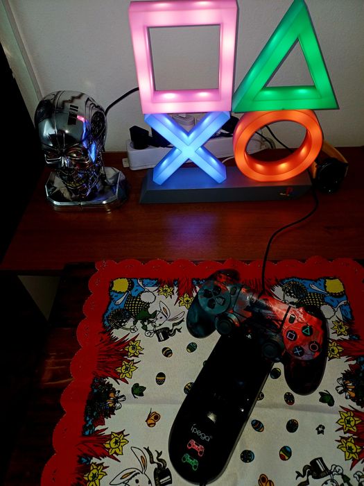 Продавям PlayStation 4 slim 1TB