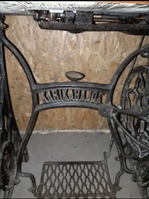 Mașină de Cusut veche de peste 50 de ani