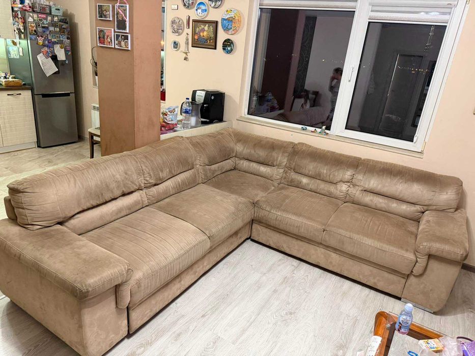 Голям десен ъглов диван (250х240 см) – Цвят Шампанско, с вградено шкафче