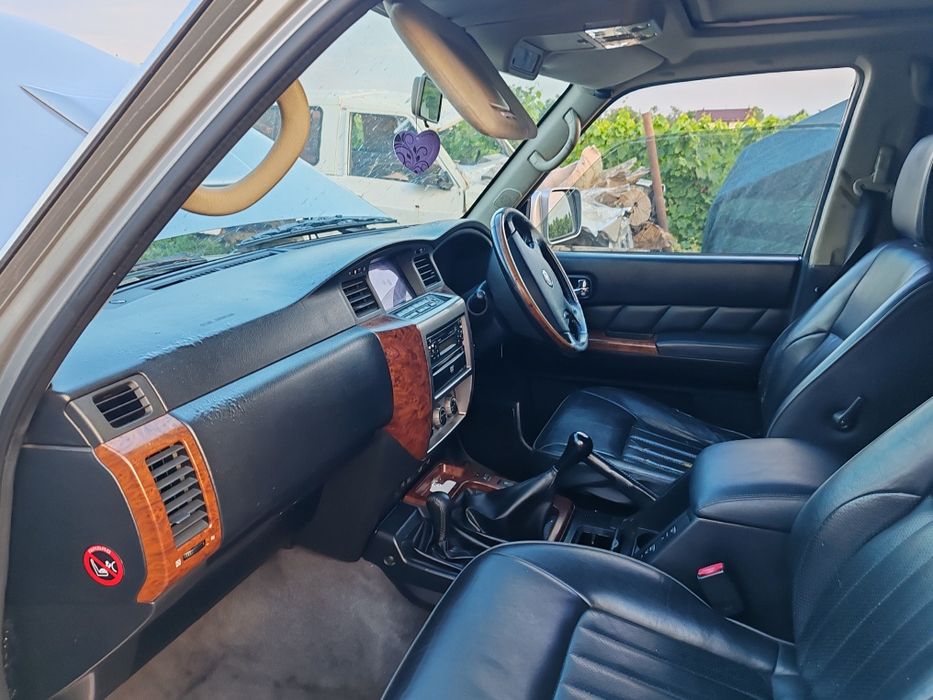 Interior Nissan patrol y61 q4
