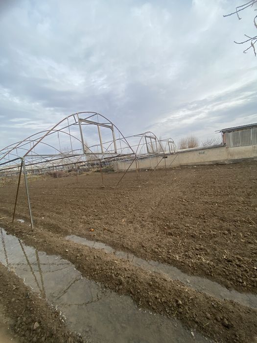 Issiqxona sotiladi 4.3 sotix 18/24 joyi sotigi 5 milyon 2019 qurlgn