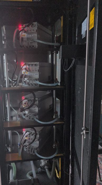 BITMAIN Antminer S21, Hyd. Bitcoin Miner + Antrack V1 Server Rack