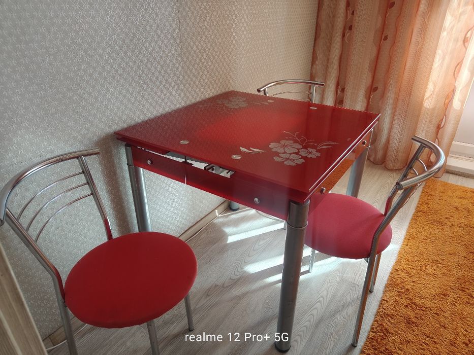 Продам стол обеденный со стульями