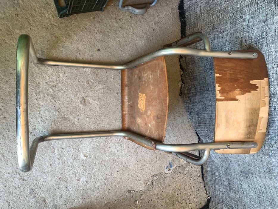 Стар стол Thonet S43 с подлакътници, проектиран от Март Щам.