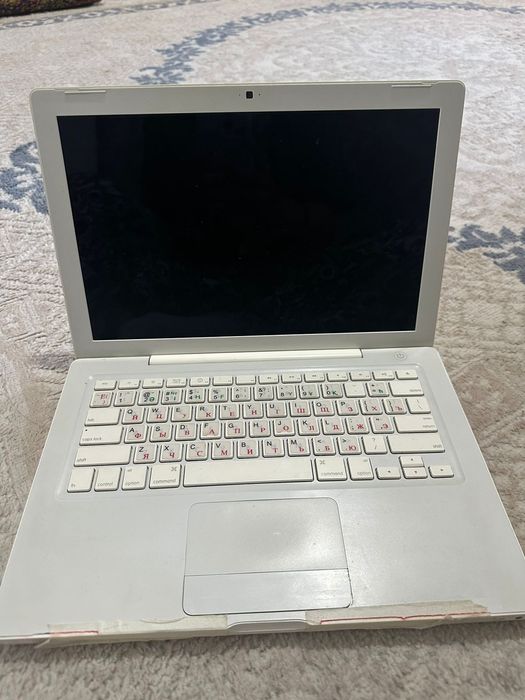 Продам макбук белый