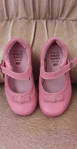 Детски обувки на Jack & Lily Timeless T-Straps Collection и на Clarks