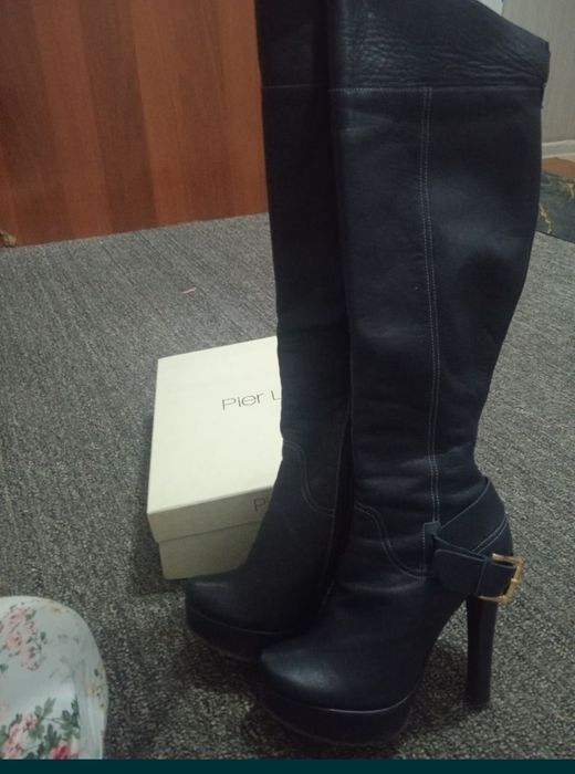 Продам кожаные сапоги до колен с каблуками