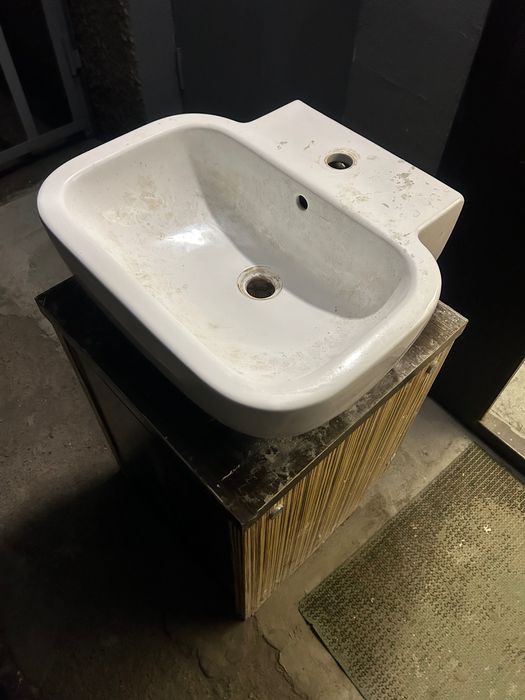 Прочные тумбочка и раковина