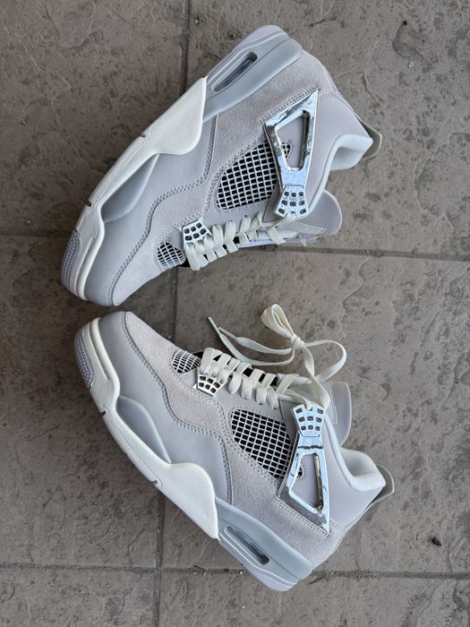 Air Jordan 4 Frozen Moments