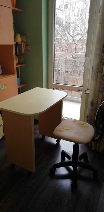 детска стая с легла и бюро