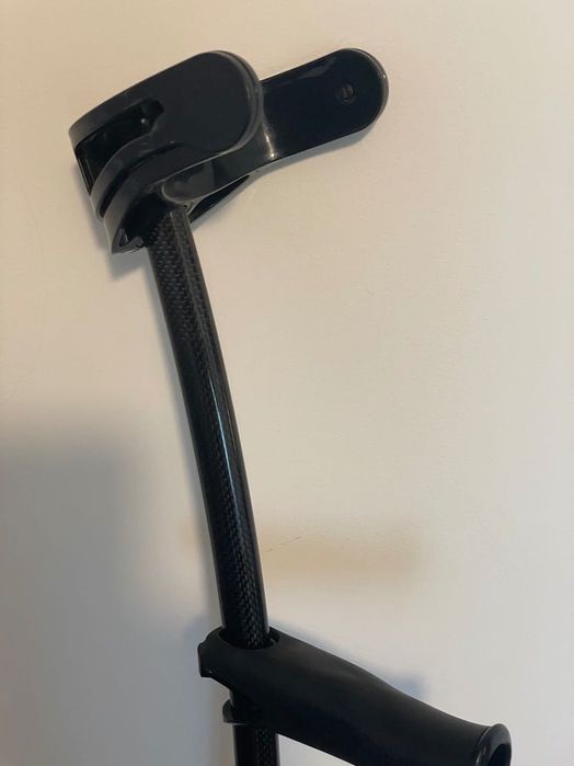 Cârje antebraț INDESmed din fibră de carbon 100% - susținere 200 kg