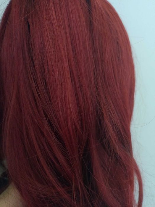 Червена дълга перука