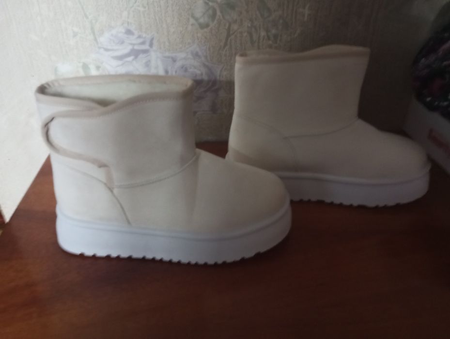 Продам Уги женские.