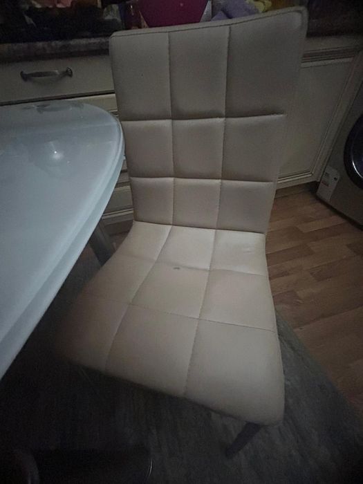 Обеденный стол и 4 стула